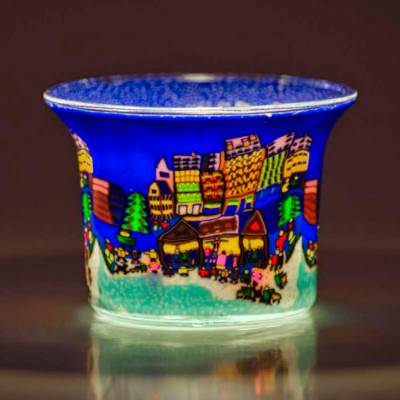 Votiv-Glas 44 - weihnachtliche Stadt mit spielenden Kindern - 1